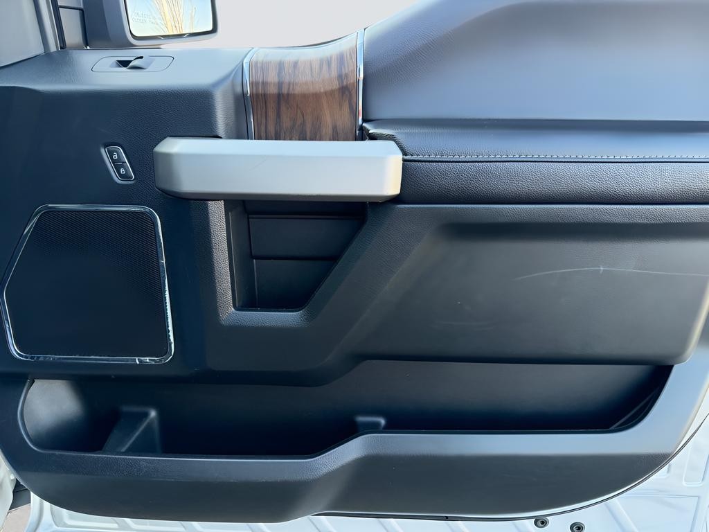 Ford F-150 Vehicle Full-screen Gallery Image 26