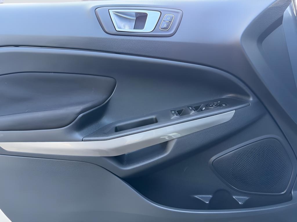 Ford EcoSport Vehicle Full-screen Gallery Image 10