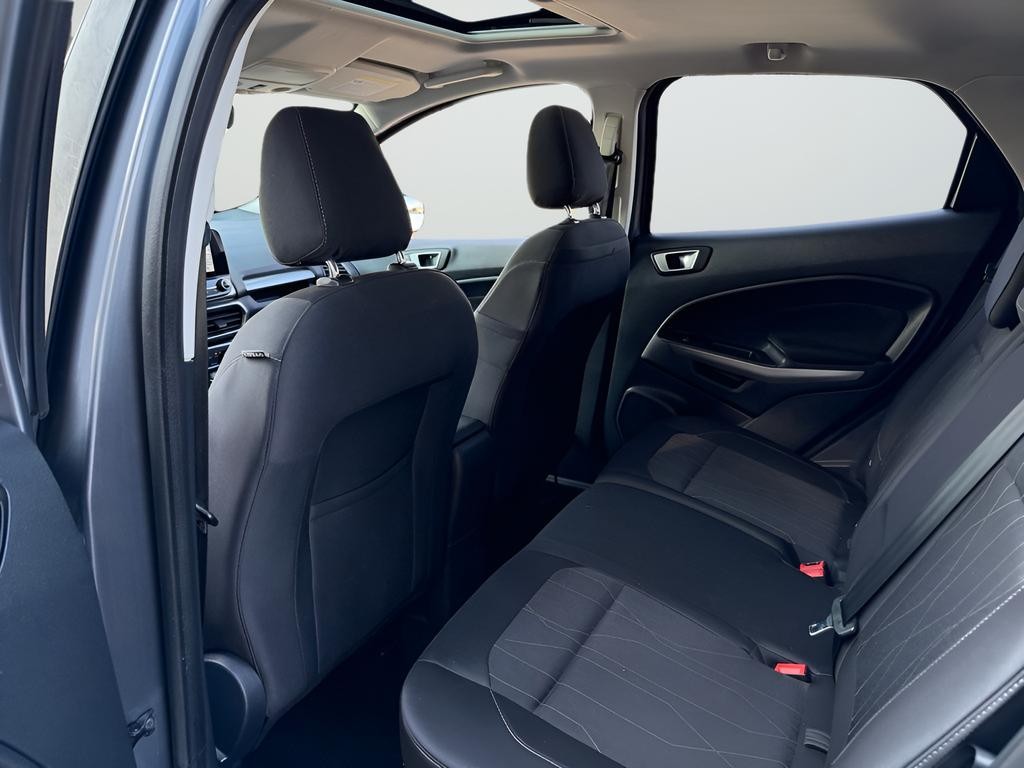 Ford EcoSport Vehicle Full-screen Gallery Image 21