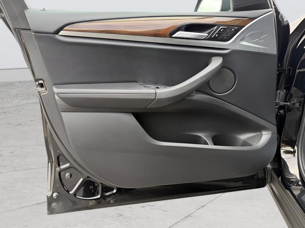 BMW X3 Vehicle Full-screen Gallery Image 09