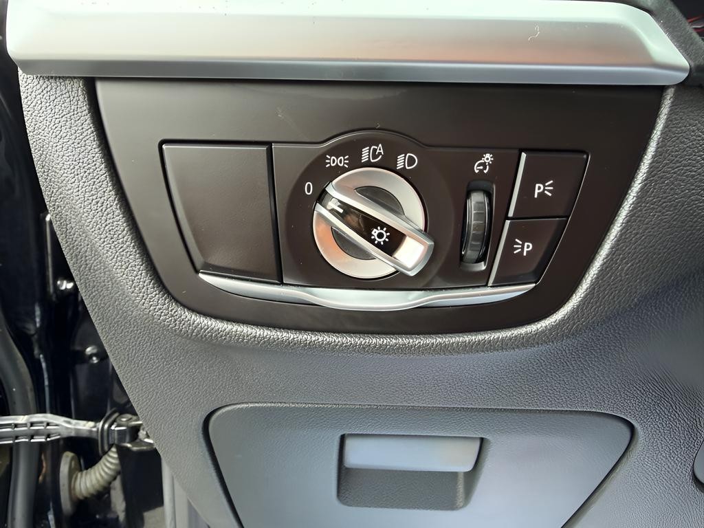 BMW X3 Vehicle Full-screen Gallery Image 10
