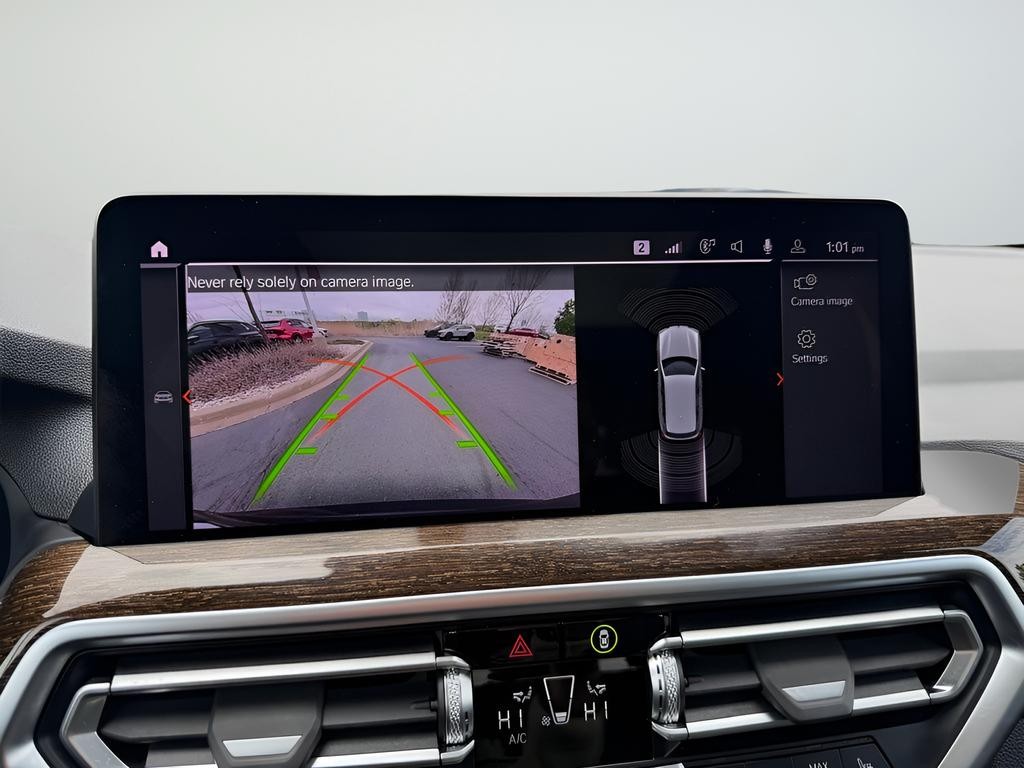 BMW X3 Vehicle Full-screen Gallery Image 15