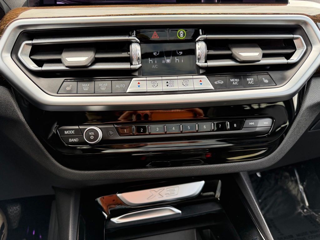 BMW X3 Vehicle Full-screen Gallery Image 16