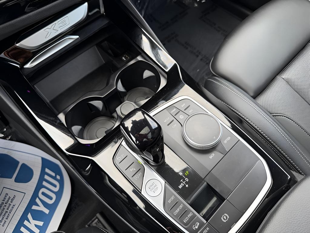 BMW X3 Vehicle Full-screen Gallery Image 17