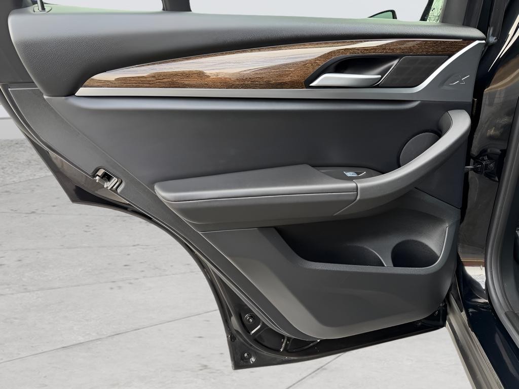 BMW X3 Vehicle Full-screen Gallery Image 21