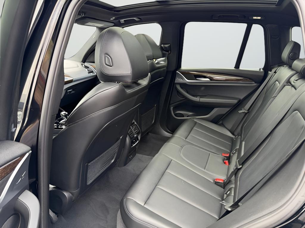 BMW X3 Vehicle Full-screen Gallery Image 22