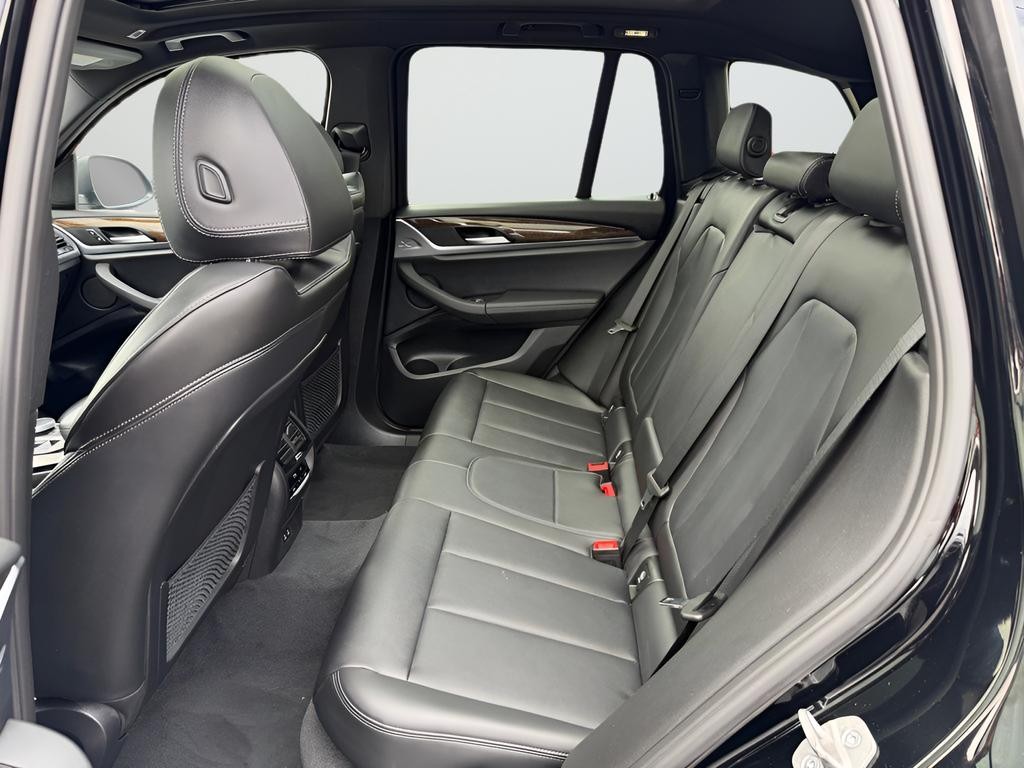 BMW X3 Vehicle Full-screen Gallery Image 23