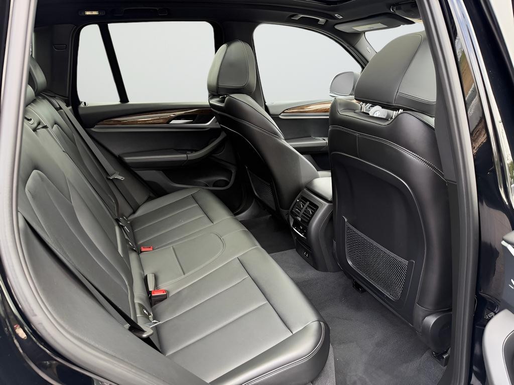 BMW X3 Vehicle Full-screen Gallery Image 25