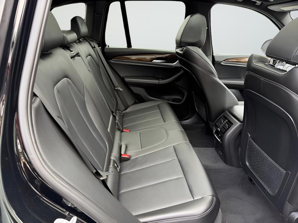 BMW X3 Vehicle Full-screen Gallery Image 26