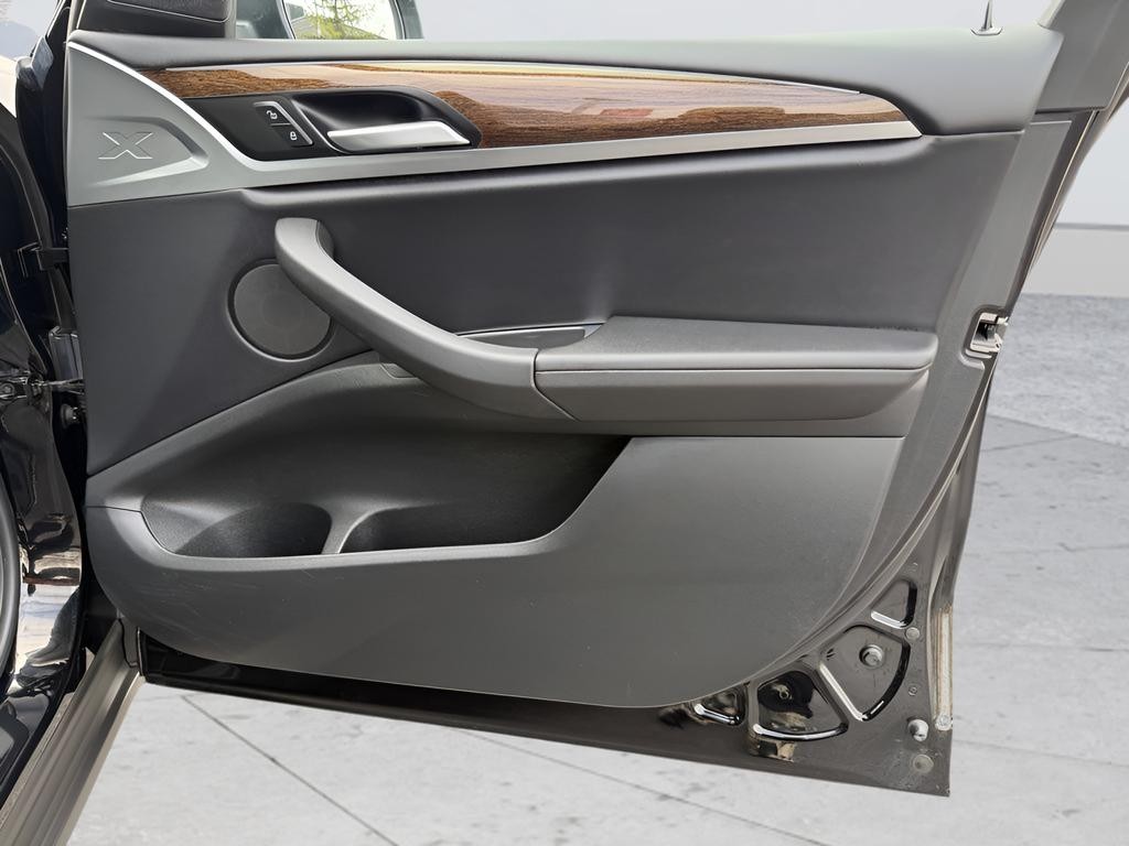 BMW X3 Vehicle Full-screen Gallery Image 27