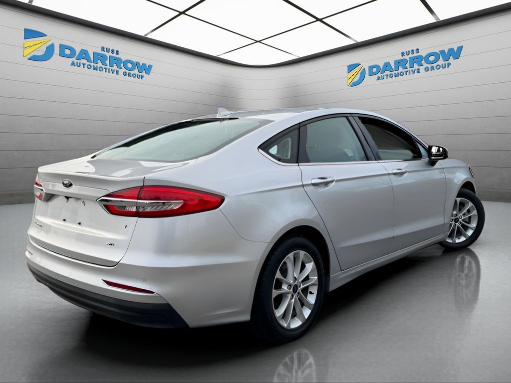 Ford Fusion Vehicle Full-screen Gallery Image 05