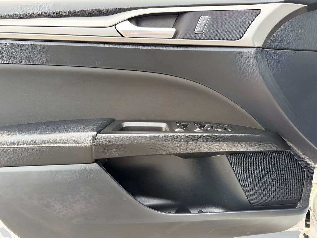 Ford Fusion Vehicle Full-screen Gallery Image 08