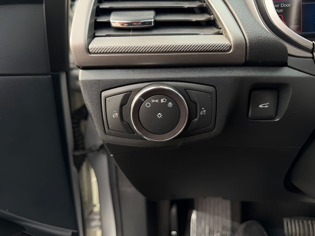Ford Fusion Vehicle Full-screen Gallery Image 09