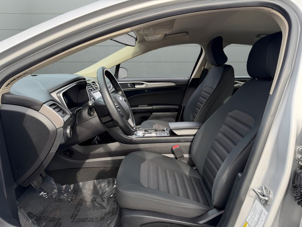Ford Fusion Vehicle Full-screen Gallery Image 10