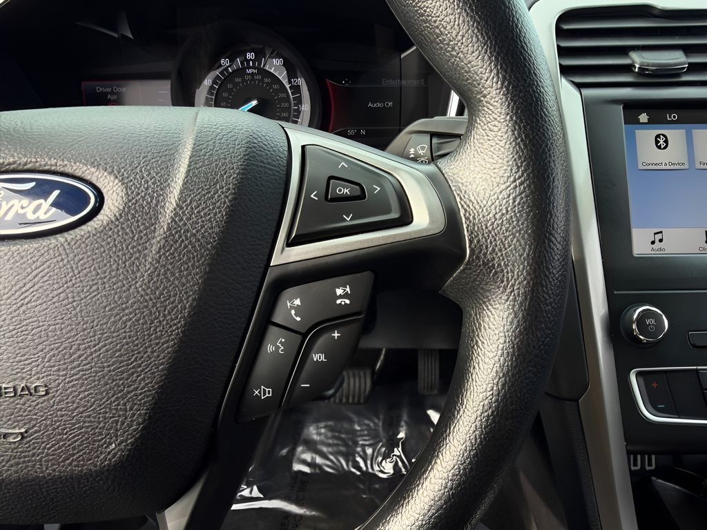 Ford Fusion Vehicle Full-screen Gallery Image 12