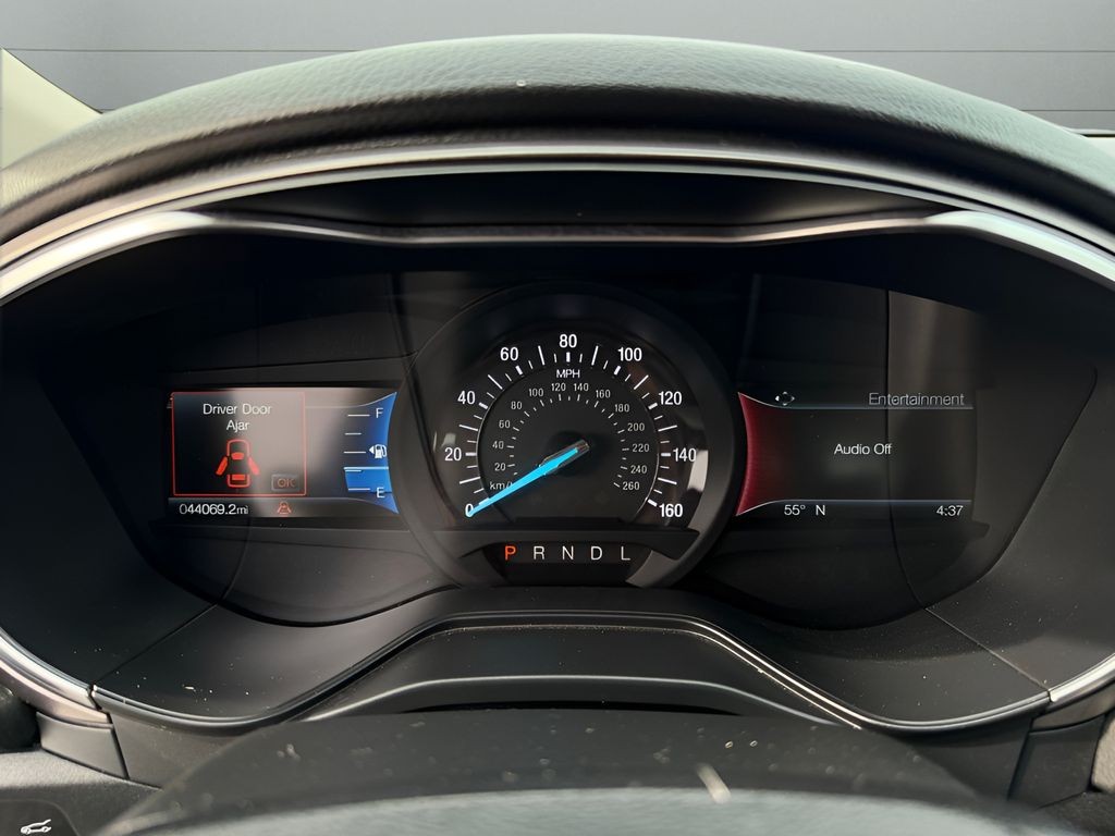 Ford Fusion Vehicle Full-screen Gallery Image 14