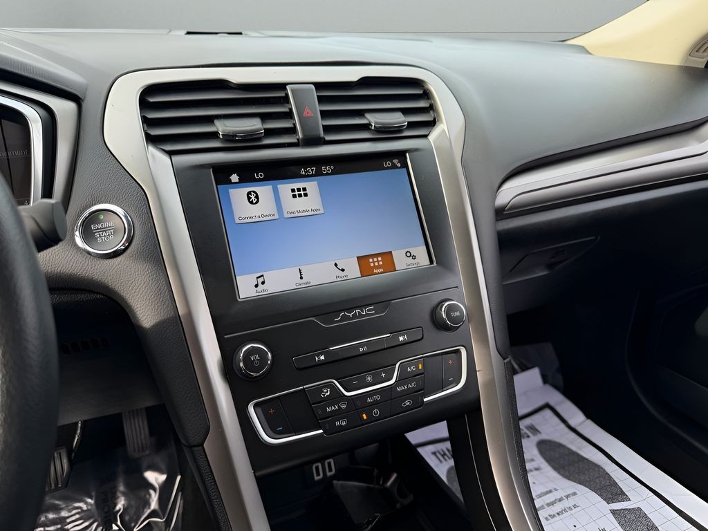 Ford Fusion Vehicle Full-screen Gallery Image 15