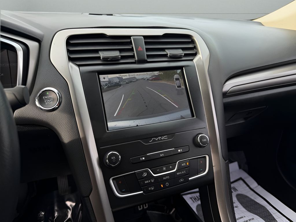 Ford Fusion Vehicle Full-screen Gallery Image 16