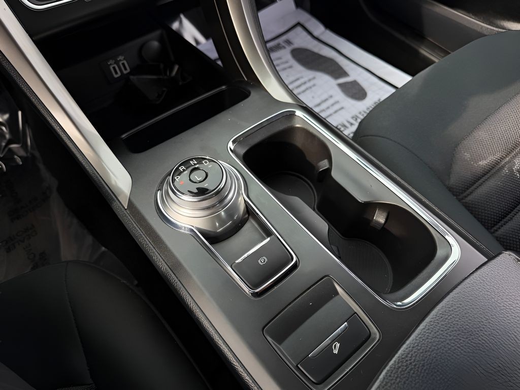 Ford Fusion Vehicle Full-screen Gallery Image 17