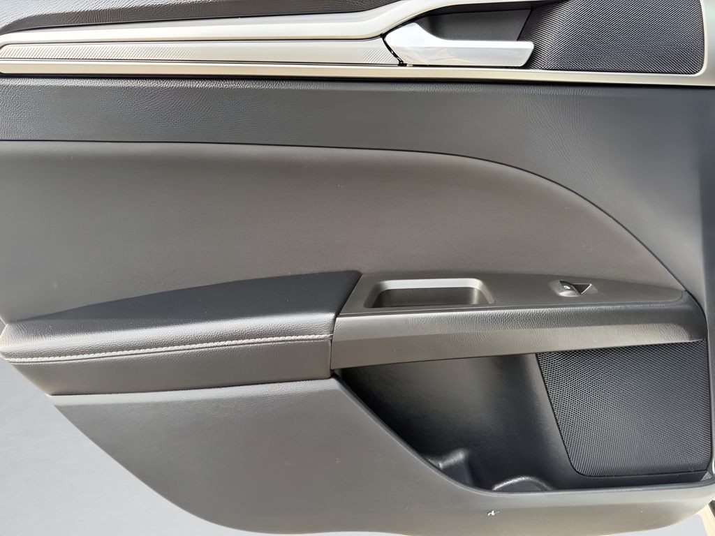 Ford Fusion Vehicle Full-screen Gallery Image 18