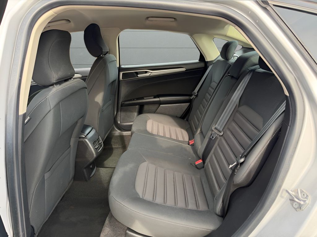 Ford Fusion Vehicle Full-screen Gallery Image 19