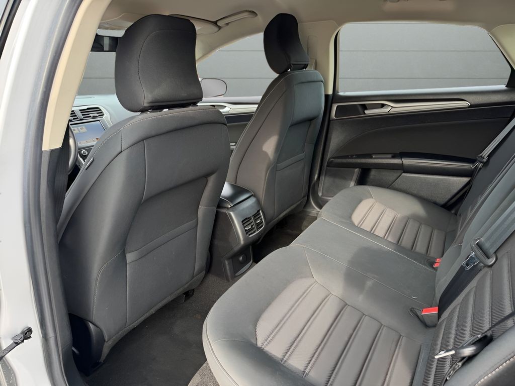 Ford Fusion Vehicle Full-screen Gallery Image 20