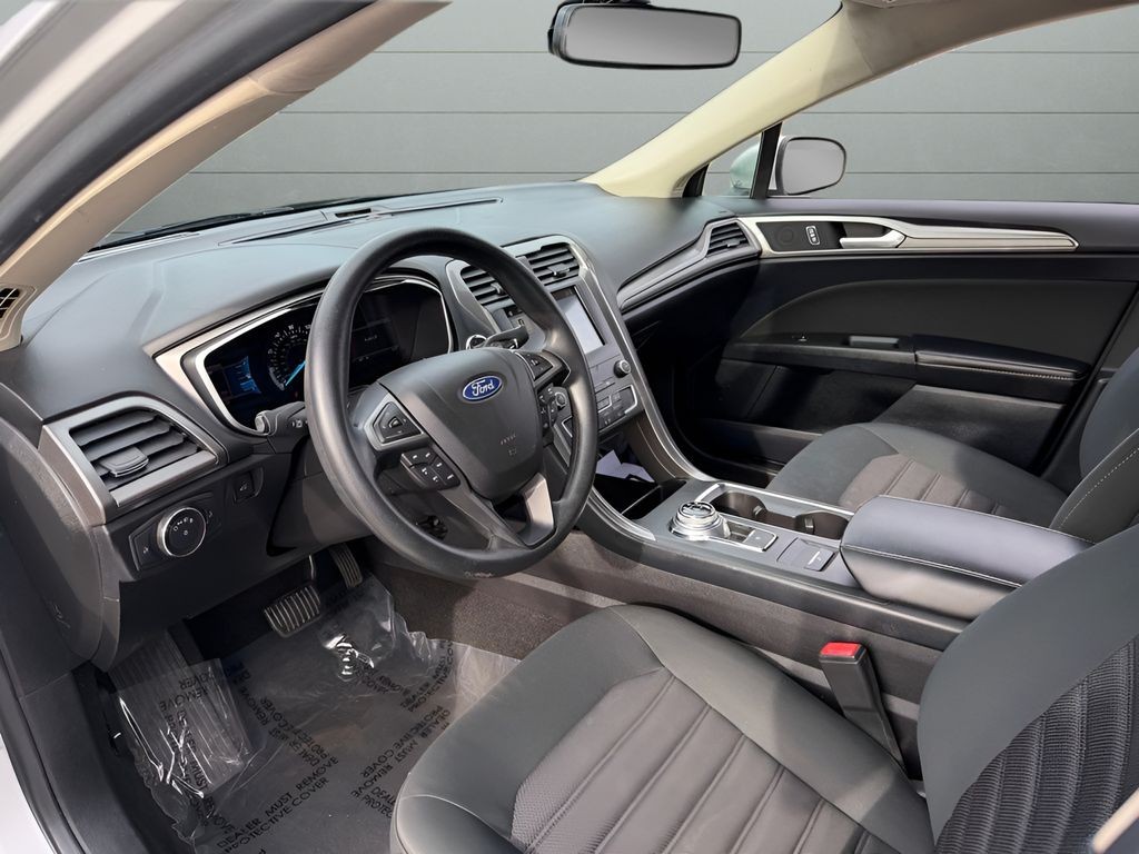 Ford Fusion Vehicle Full-screen Gallery Image 21