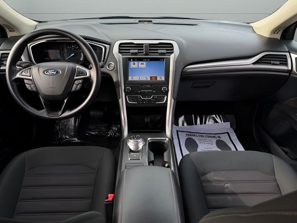 Ford Fusion Vehicle Full-screen Gallery Image 22
