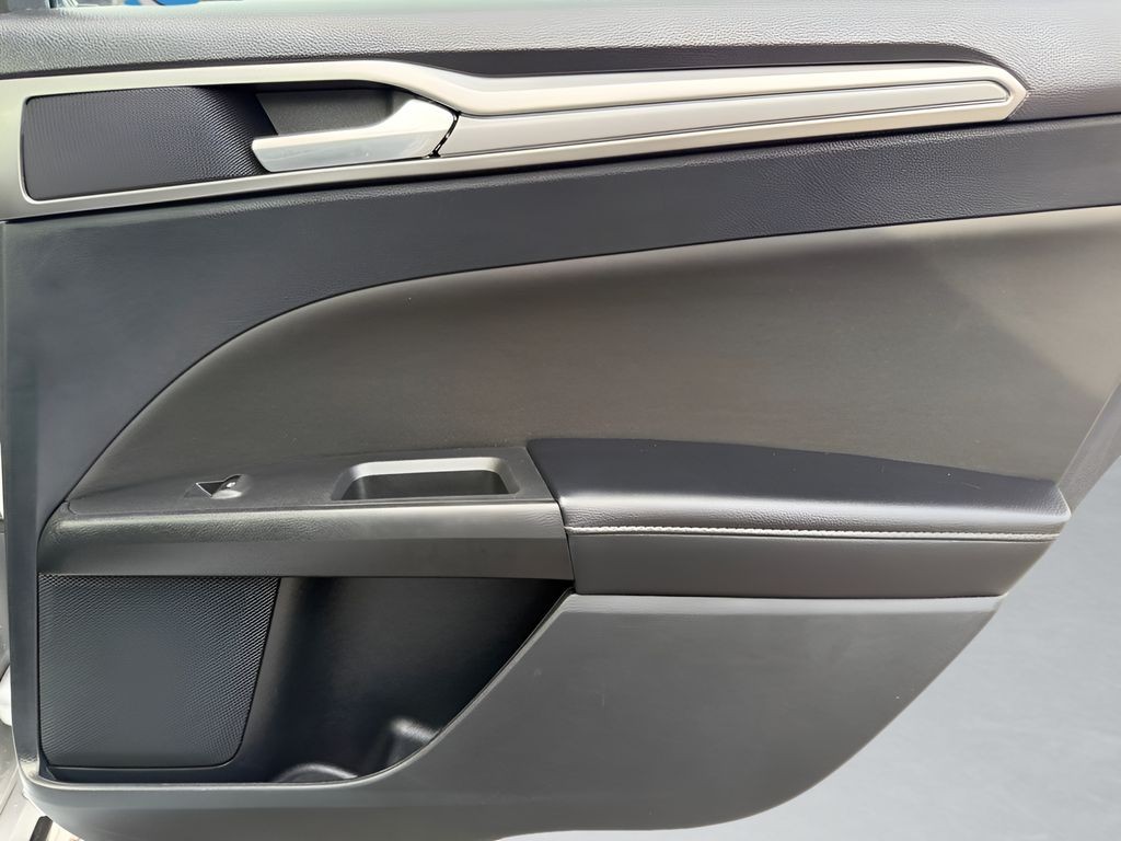 Ford Fusion Vehicle Full-screen Gallery Image 23