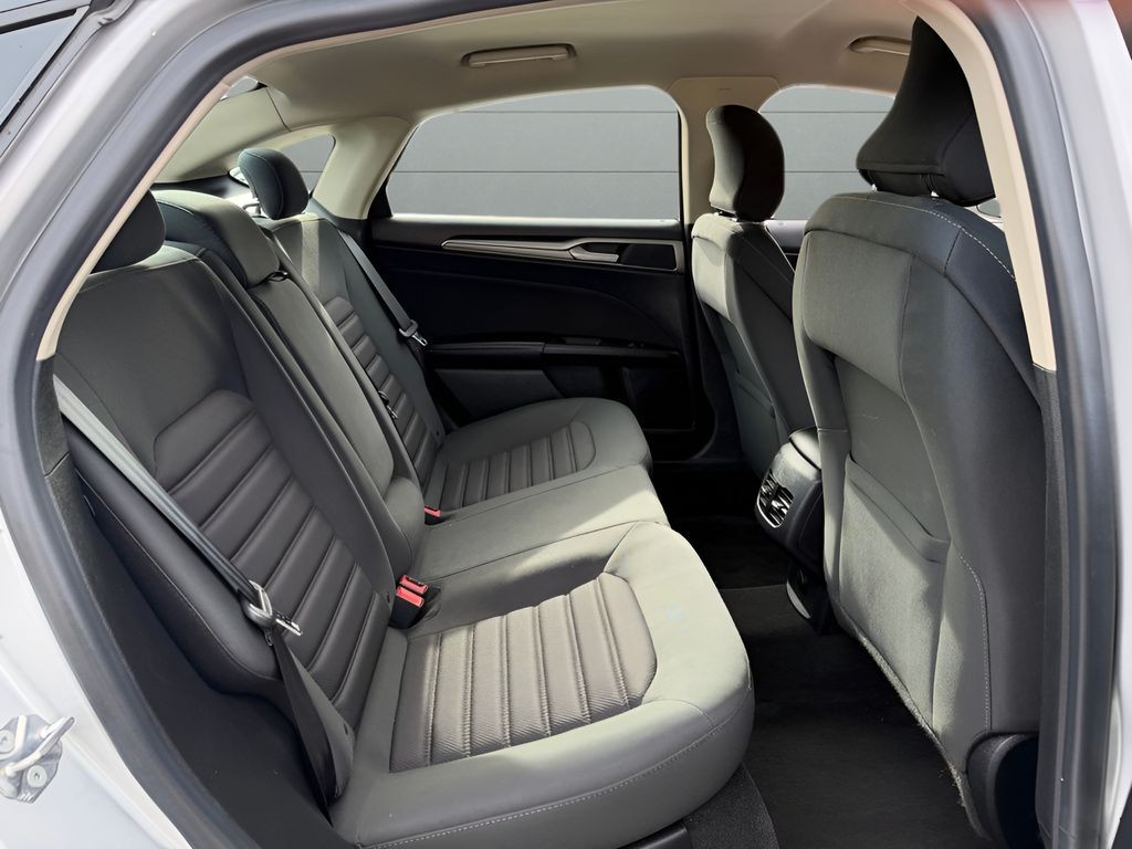 Ford Fusion Vehicle Full-screen Gallery Image 24