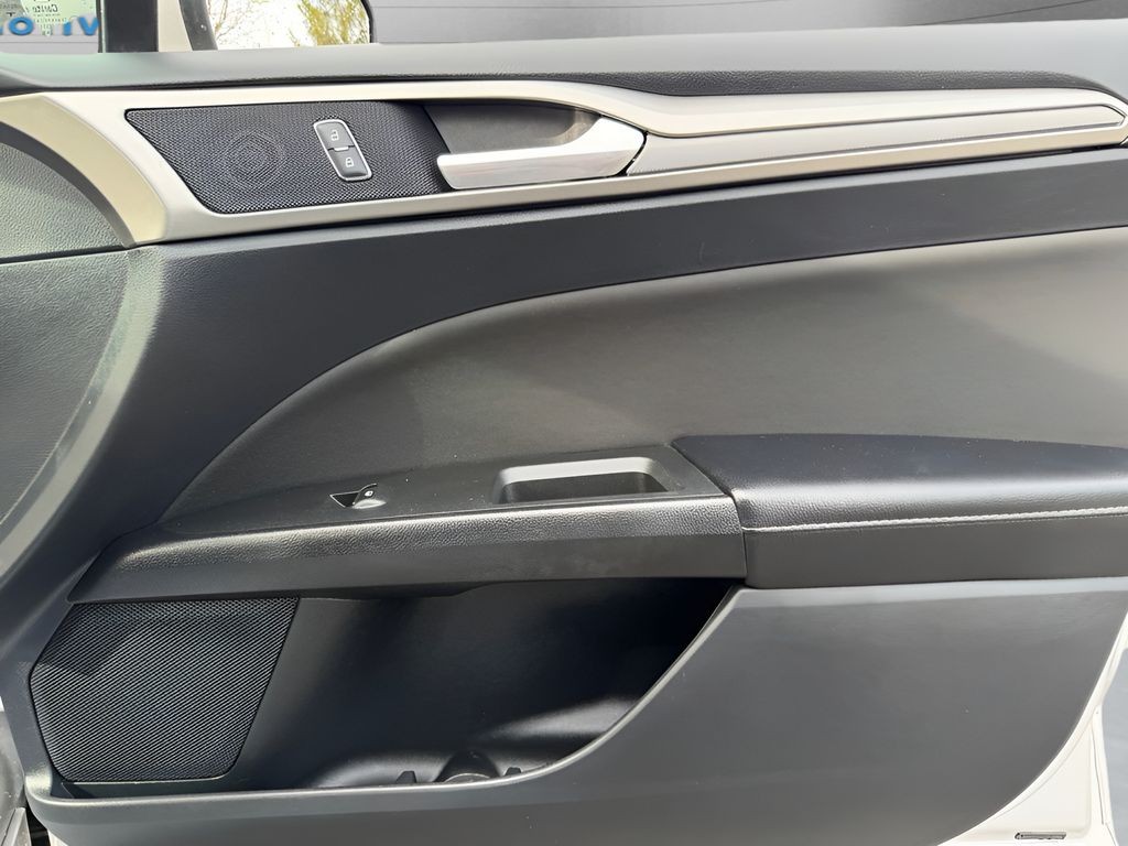 Ford Fusion Vehicle Full-screen Gallery Image 25
