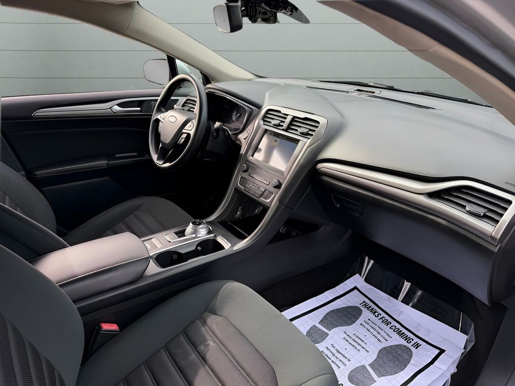 Ford Fusion Vehicle Full-screen Gallery Image 26