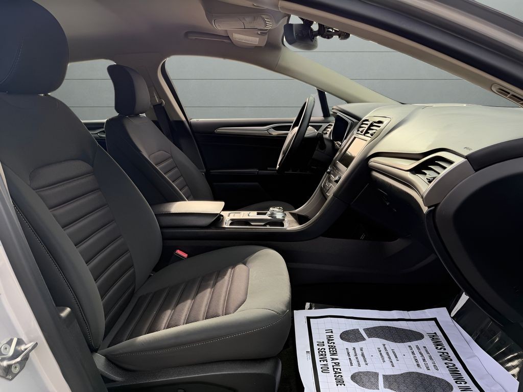 Ford Fusion Vehicle Full-screen Gallery Image 27