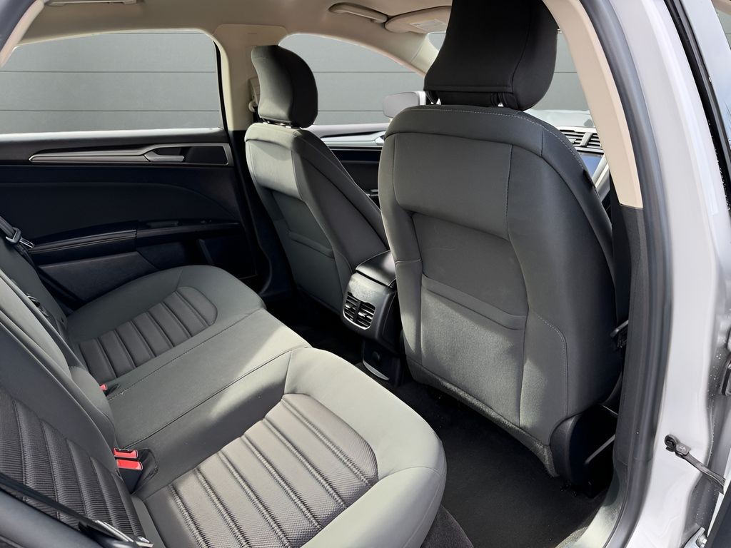 Ford Fusion Vehicle Full-screen Gallery Image 28