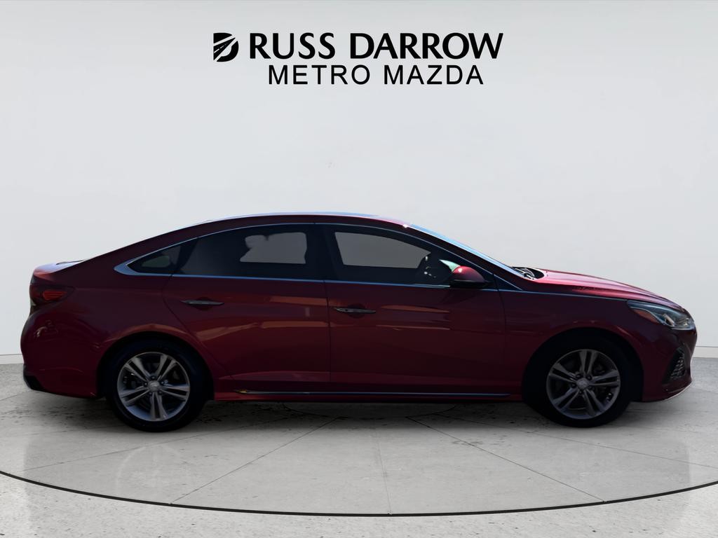 Hyundai Sonata Vehicle Full-screen Gallery Image 06