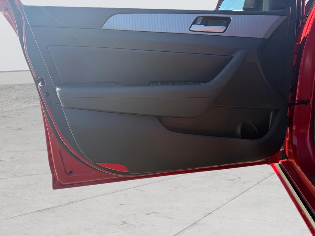 Hyundai Sonata Vehicle Full-screen Gallery Image 09