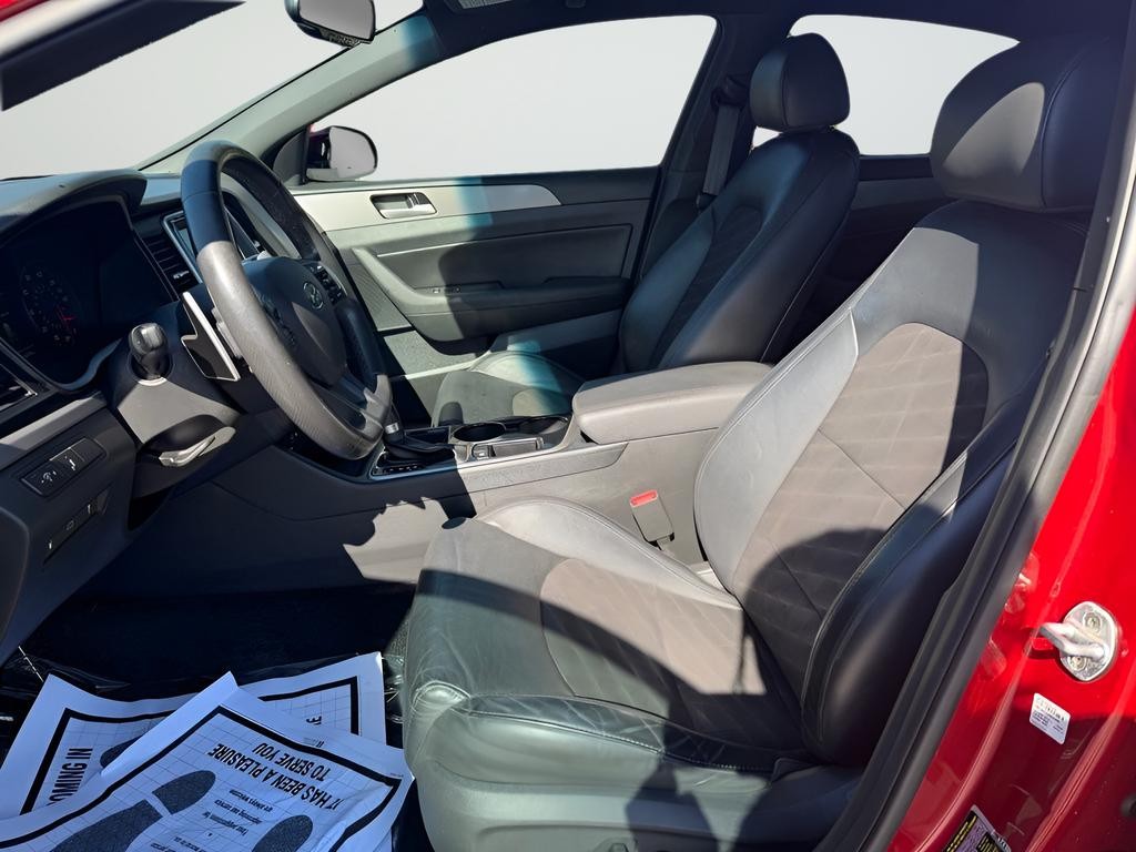 Hyundai Sonata Vehicle Full-screen Gallery Image 18