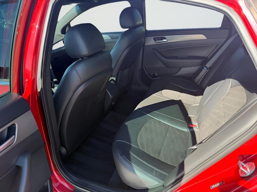 Hyundai Sonata Vehicle Full-screen Gallery Image 20