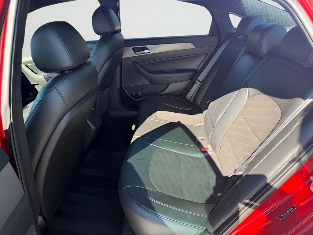 Hyundai Sonata Vehicle Full-screen Gallery Image 21
