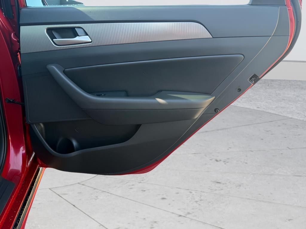 Hyundai Sonata Vehicle Full-screen Gallery Image 22