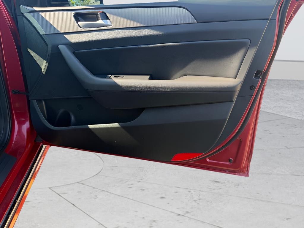 Hyundai Sonata Vehicle Full-screen Gallery Image 25
