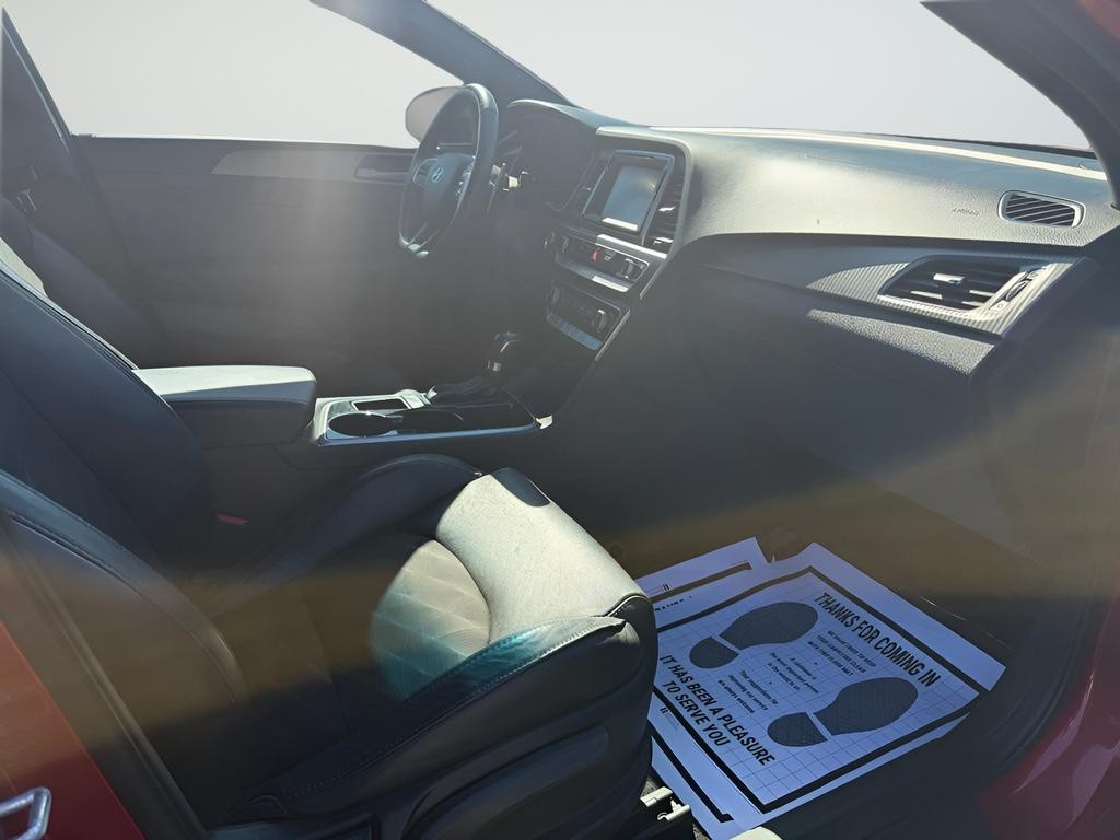 Hyundai Sonata Vehicle Full-screen Gallery Image 26