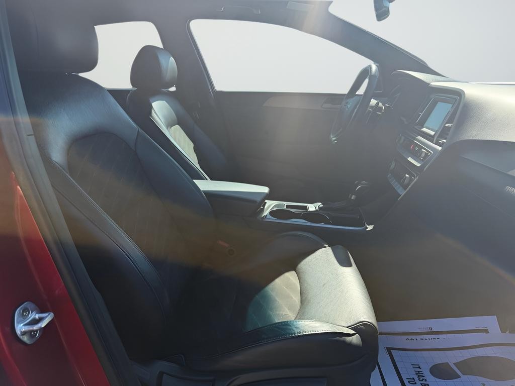 Hyundai Sonata Vehicle Full-screen Gallery Image 27