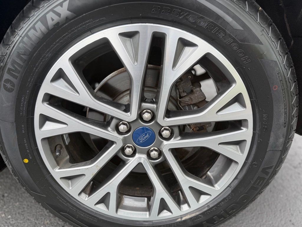 Ford Escape Vehicle Full-screen Gallery Image 09