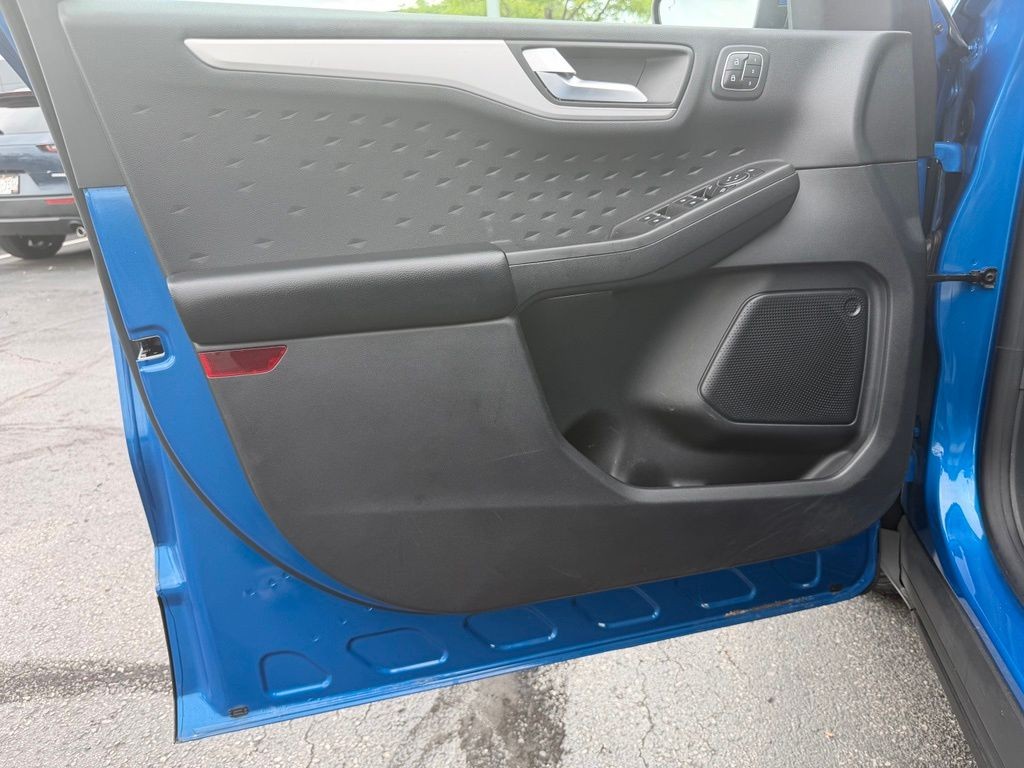 Ford Escape Vehicle Full-screen Gallery Image 10