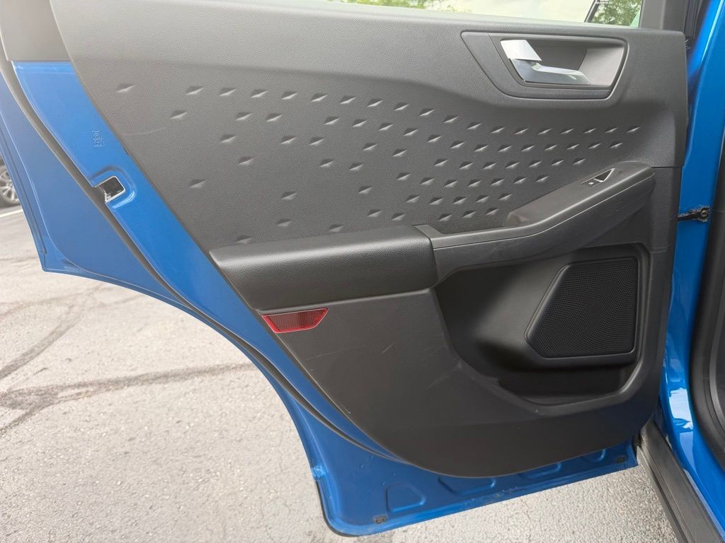 Ford Escape Vehicle Full-screen Gallery Image 21