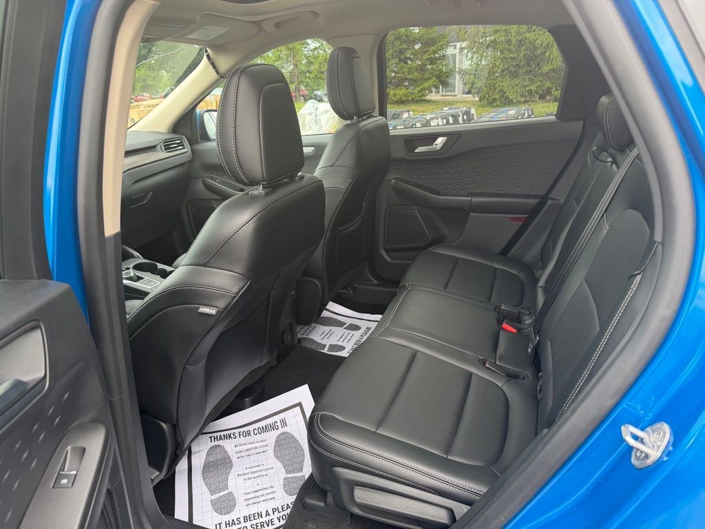 Ford Escape Vehicle Full-screen Gallery Image 22