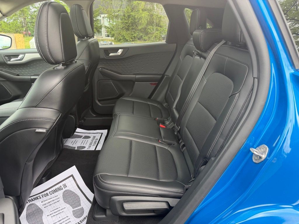 Ford Escape Vehicle Full-screen Gallery Image 23