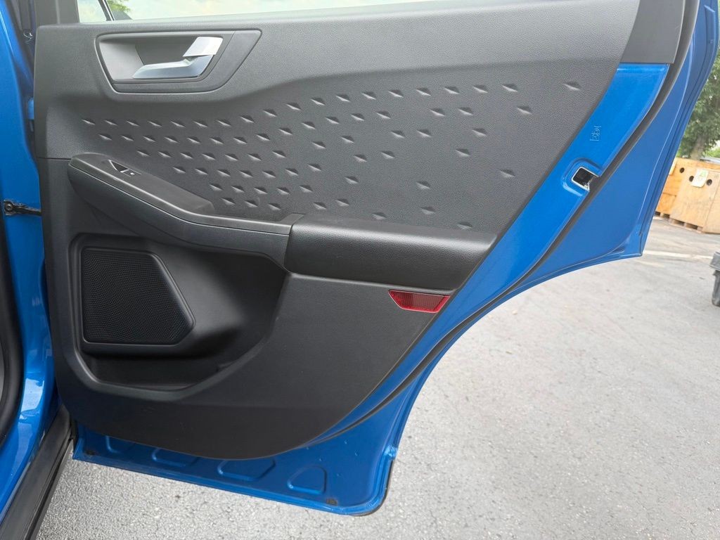 Ford Escape Vehicle Full-screen Gallery Image 24
