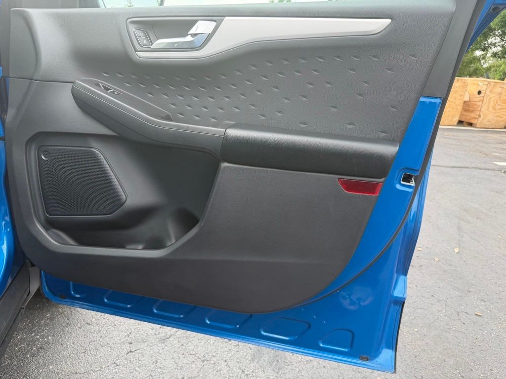 Ford Escape Vehicle Full-screen Gallery Image 27